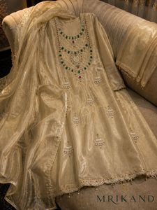 Ensemble Kurta de Luxe en Soie Non Cousue avec Bas en Chanderi et Dupatta Transparent, Broderie Aari Zardozi, Ornements Émeraude, Tenue Ethnique - Product Image 4