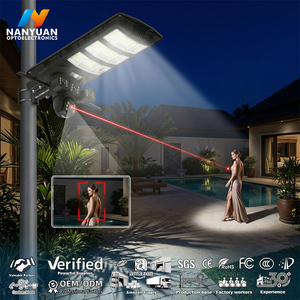 Lampadaire solaire tout-en-un haute performance avec <span class=keywords><strong>batterie</strong></span> 40Ah, étanche IP65, pour extérieur, avec caméra 4K - Product Image 1