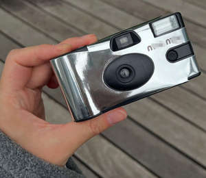 Cámara Desechable de 35 mm con Flash, Funcionamiento Manual, Batería AA, Enfoque Fijo - Venta al por Mayor para Bodas - Product Image 1