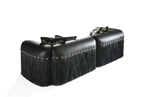 Canapé en cuir noir de luxe avec accoudoirs à franges et accents dorés Canapé en cuir de designer moderne - Product Image 2