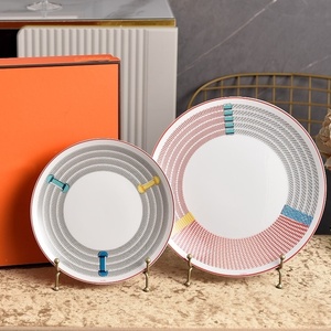 Vaisselle de banquet et de fête de style européen, très demandée, comprenant des assiettes de 6, 8 et 10 pouces. - Product Image 3
