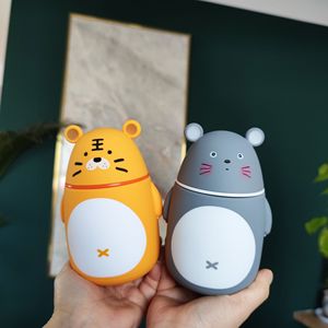 ขวดน้ำรูปสัตว์มีฝาปิด ลายการ์ตูนสัตว์น่ารัก แพนด้า หมู ชิวต้า ลายเสือ  แบบสองชั้น ของขวัญสำหรับนักเรียน ใส่น้ำผลไม้ได้ - Product Image 3