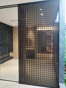 Porte coulissante intérieure personnalisée, cadre en aluminium, porte de séparation en verre avec rail invisible - Product Image 2