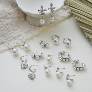 Pendientes de acero inoxidable con diseño de flor, estilo retro francés, versátiles, con perlas, un diseño único y minimalista. - Product Image 1