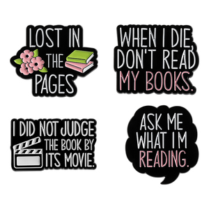 Broche esmaltado 'Lost In The Pages' con la frase 'No juzgues el libro por su película', insignia para solapa de camisa, regalo de joyería para lectores y amigos - Product Image 1