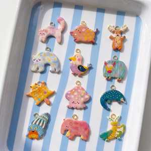 Pendentifs animaux colorés nordiques en vogue : chats, sangliers roses, élan, cerfs, ours, poussins, yaks – breloques aux couleurs inaltérables - Product Image 3