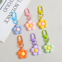 Ornement en PVC en forme de cœur pour emballage, petit ornement suspendu DIY, porte-clés fleur en résine colorée pour filles