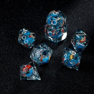 ชุดลูกเต๋า DND ลายปลาคาร์ฟประดับกลิตเตอร์ ขอบคม สำหรับผู้เล่นเกม D&D และเกมกระดาน TTRPG - Product Image 1