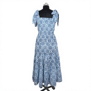 Robe d'été décontractée en coton tissé naturel pour femme, longueur genou, sans manches, imprimé floral vintage, style licou, idéale pour les fêtes - Product Image 1