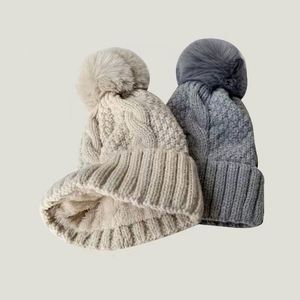 Bonnet tricoté personnalisé chaud et tendance pour femme avec pompon en fausse fourrure – Collection Hiver 2025 – Blanc et Noir - Product Image 3