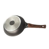 Belle poignée en bakélite à motif de bois Poêle à omelette à induction en aluminium moulé sous pression