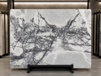 Dalles de marbre Lill Ac avec veinage violet pour plans de toilette, comptoirs de cuisine, tables consoles, revêtements de sol et panneaux muraux décoratifs