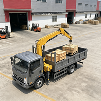 Camion grue HOWO 4x2 de 5 tonnes avec grue à flèche articulée à 3 sections et benne basculante hydraulique pour la construction