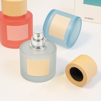 Vente en gros de bouteilles rondes en verre dépoli de 50ml vert fumé rouge bleu design vintage avec couvercle personnalisé boîte pulvérisateur à pompe pour parfum