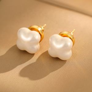 Boucles d'oreilles clous tendance en argent S925 plaqué or, motif fleur à quatre feuilles et perle, qualité supérieure et raffinée - Product Image 1