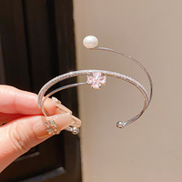 Bracelet ouvert en acier inoxydable plaqué or 18 carats, sans ternissement, avec fleur rose perlée, de la marque Fanhua Jewelry