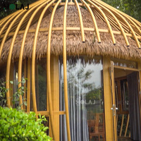 Grande tente de glamping en forme de cage à oiseaux, porte panoramique en verre, texture bambou, style bois luxueux, maison préfabriquée modulaire