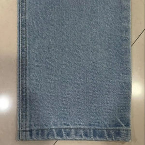 Tissu en denim bleu clair classique avec détails de coutures renforcées pour la mode décontractée et la production de vêtements - Product Image 1