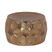 Table basse de luxe en métal massif poli, design moderne et classique, plaqué or, avec motifs en relief, pour salon.