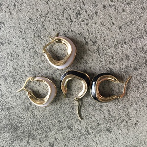 Style français en laiton plaqué or <span class=keywords><strong>noir</strong></span>/blanc émail petit chunky boucles d'oreilles créoles pour les femmes - Product Image 3