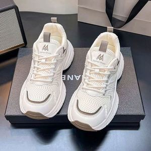 Baskets Chunky Tendance pour Femmes, Légères avec Semelle Épaisse, Polyvalentes, Décontractées, Petites Chaussures de Course Blanches - Product Image 2