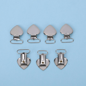 Clips Metálicos en Forma de Corazón para Chupetes y Portabebés de 0 a 12 Meses, Diseño Sólido con Asa - Product Image 1