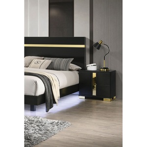 Table de chevet contemporaine avec panneau en acrylique noir et finitions dorées pour chambre à coucher - Product Image 3