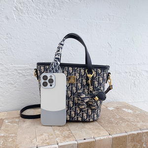 Sac messager de style féminin en PU. Équipé de décorations. L'intérieur est en fibre de polyester. - Product Image 3