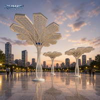 Grande sculpture de champignon en acier inoxydable pour extérieur, à nervures creuses, finition brossée paramétrique, au design ondulé, pour art public, monument, personnalisable