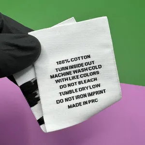 उच्च घनत्व लक्जरी परिधान बुने हुए लेबल कस्टम सफेद आयताकार केंद्र मोड़ बुने हुए कपड़े टैग अल्ट्रासोनिक कट बुने हुए टैग लेबल
