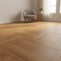 Parquet massif à emboîtement en chevrons pour salon, pose facile, finition lisse