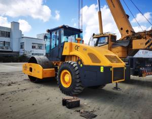 Rouleau vibratoire monocylindre de 22 tonnes, certifié CE XS223J, moteur diesel Weichai, pompe moteur 140 kW, roulement excellent pour la route - Product Image 1