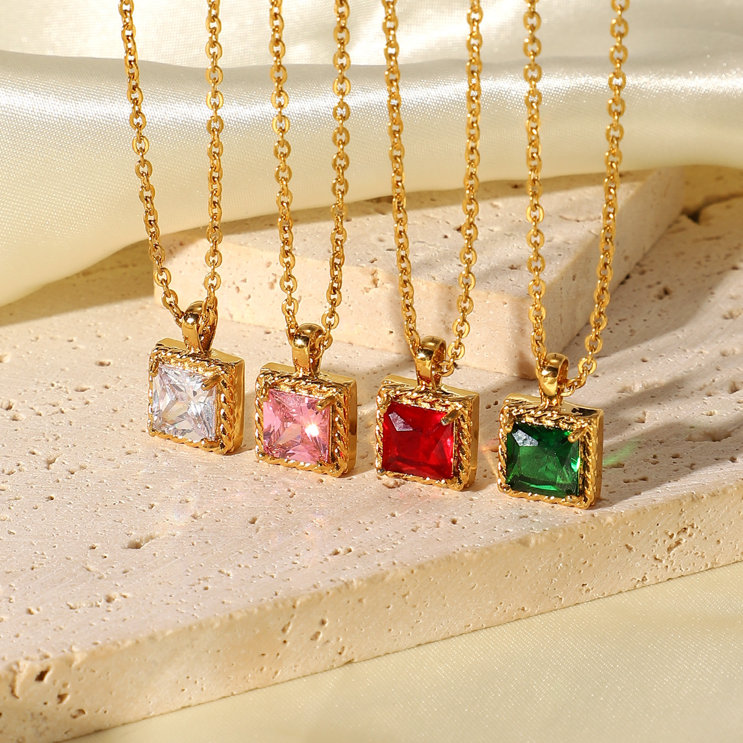 Collier Pendentif Vintage Plaqué Or Avec CZ En Forme De Cœur - Bijou Fantaisie Femme - état Impeccable
