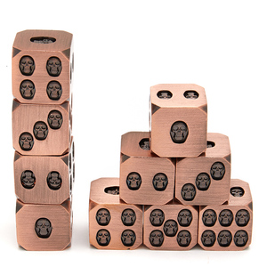 Nhà Máy Bán buôn 6 bên Cube trò chơi xúc xắc colour khắc cổ đồng kim loại kẽm hợp kim biểu tượng tùy chỉnh 16mm xúc xắc - Product Image 1