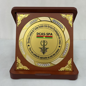 Placa de Premio <span class=keywords><strong>Cuadrada</strong></span> de <span class=keywords><strong>Madera</strong></span> Personalizada, Nuevo Diseño 2026, Trofeo de <span class=keywords><strong>Madera</strong></span> Roja Personalizado con <span class=keywords><strong>Caja</strong></span> Premium para Graduación y Deportes - Product Image 5