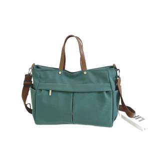 Sac fourre-tout en nylon de luxe léger, simple et polyvalent, avec motif lettres et écran, idéal pour le transport transfrontalier - Product Image 3