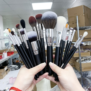 DailyQueen 33 pièces Kit <span class=keywords><strong>de</strong></span> maquillage professionnel Brosse corporelle Logo personnalisé Vente en gros <span class=keywords><strong>de</strong></span> pinceaux <span class=keywords><strong>de</strong></span> maquillage avec brosse à raser - Product Image 2