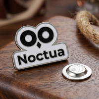 Badges personnalisés en émail dur avec logo de marque et lettres, plaqués argent, aimantés, pour cadeaux d'entreprise