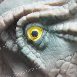 Marioneta de mano de alta calidad de goma suave TPR con forma de dinosaurio, tiburón, cocodrilo y lagarto. - Product Image 4