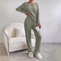 Chandail d'hiver pour filles et femmes 2pcs ensembles de vêtements de maison couleur unie pantalon droit tempérament ample rayure col en V costume tricoté côtelé