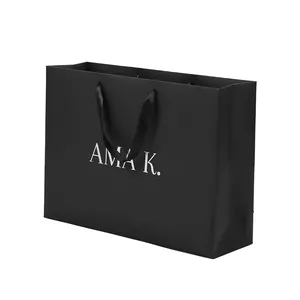 Toptan lüks mat siyah hediye kağıt alışveriş torbası giyim özel ambalaj çanta için Logo ile