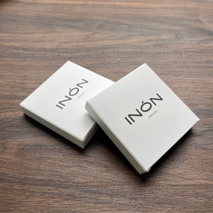 Elegantes Cajas de Regalo Blancas para Joyería - Cajas Rígidas de Cartón Impresas Personalizadas para Cosméticos y Accesorios - Product Image 1