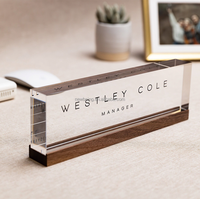 Bloc de nom en acrylique personnalisé avec base en bois - Plaque de bureau minimaliste pour PDG, décoration de bureau