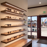 Étagère flottante en bois de chêne clair sur mesure pour tasses à café, étagère flottante minimaliste à LED avec supports pour l'affichage de mugs en magasin