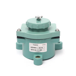 Enchufe de Corriente de Dos Clavijas para Yates Modelo 792856 con 5 Tomas de CA y 4 Puertos USB Estándar IP44 Disponible en Stock - Product Image 4