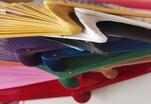 Abanico Plegable de Bambú Tallado a Mano 100% - Souvenir Ecológico para Fiestas y Decoración del Hogar - Product Image 6