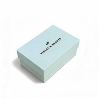 Boîte cadeau rigide rectangulaire personnalisée en deux parties avec ruban et base de couvercle pour l'emballage et la présentation de chaussures, vêtements et articles de prêt-à-porter en magasin.