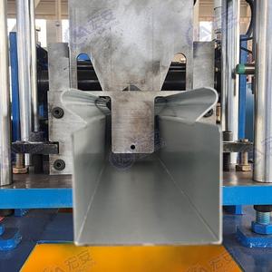 Machine de formage de carreaux avec commande PLC pour les abreuvoirs spéciaux d'élevage porcin - Product Image 4