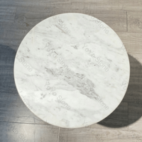 Table d'appoint ronde moderne en marbre blanc de Carrare avec piétement torsadé en pierre naturelle pour salon et chambre à coucher
