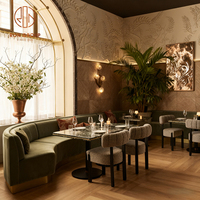 Ensemble de mobilier de restaurant moderne : table, chaises et banquette en tissu velours en forme de U avec assise en pierre frittée carrée pour cafétéria